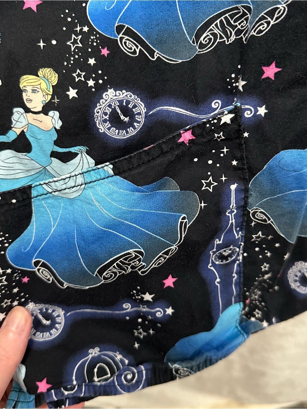 Disney women’s scrub top Cinderella print size XS medical field shirt - Picture 3 of 6